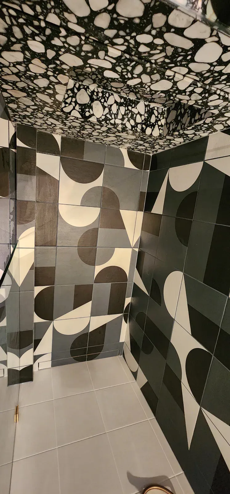 Design-led geometric tile bathroom by RENOGUYS