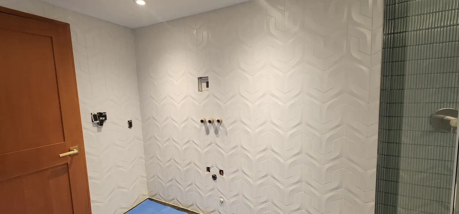 Dimensional Feature-Tile Bathroom by RENOGUYS