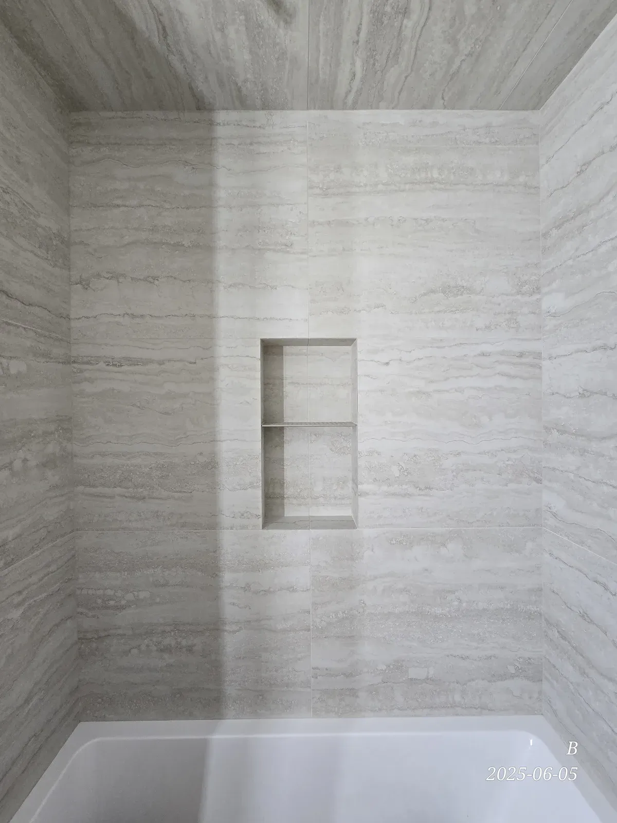 Large-Format Tub Surround installed by RENOGUYS